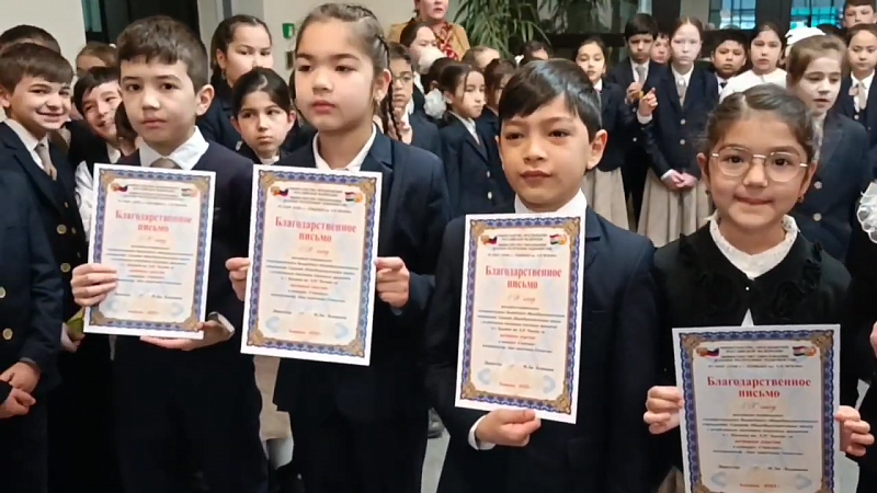 Награждение учащихся на линейке